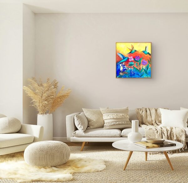 Kolibri Gemälde an Wohnzimmerwand. Das Wohnzimmer ist in beigen Tönen.