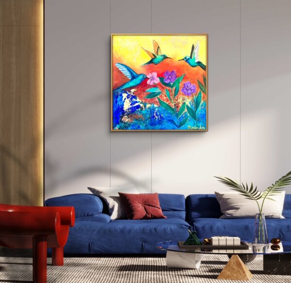 Schönes Kolibri Gemälde im Wohnzimmer mit blauen Sofa