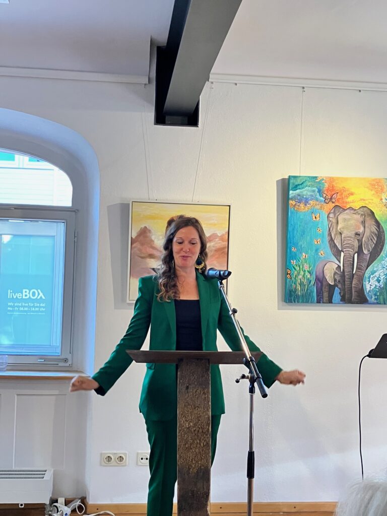 Amelie Egenolf hält Rede in der Rathausgalerie in Owingen