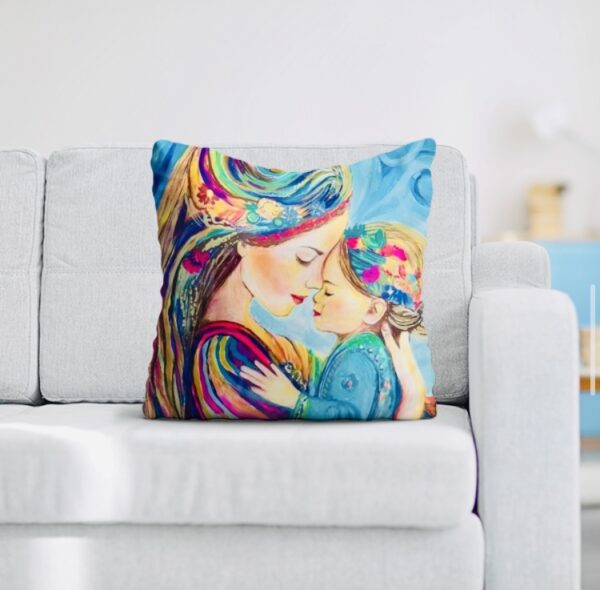 Kissen mit Motiv von Mutter und Kind bedruckt von Monira Art