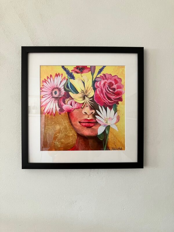 Frau mit Blumen auf dem Kopf eingerahmt mit Passepartout von Monira Art