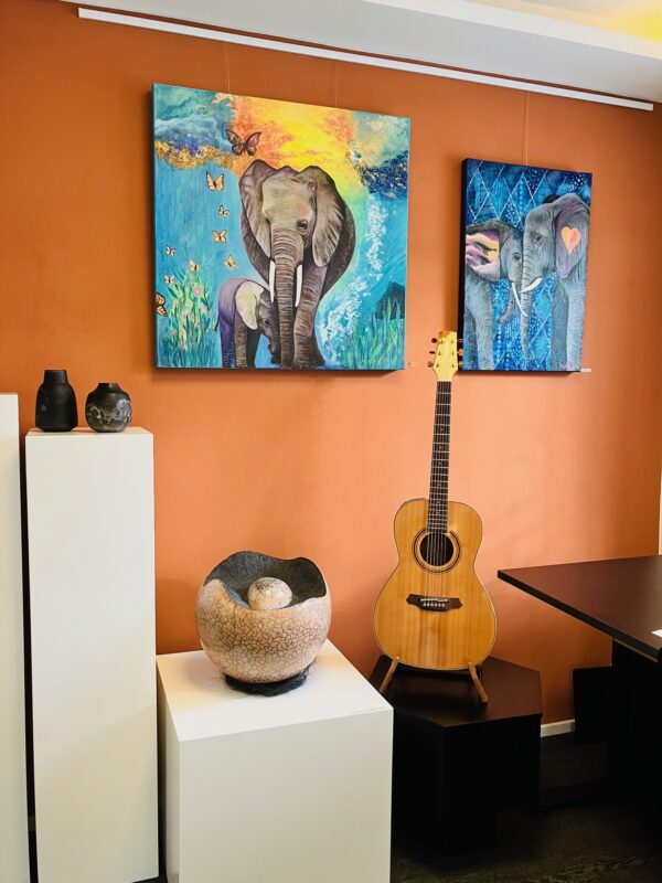 Elefantengemälde von Monira Art an Wand in Galerie