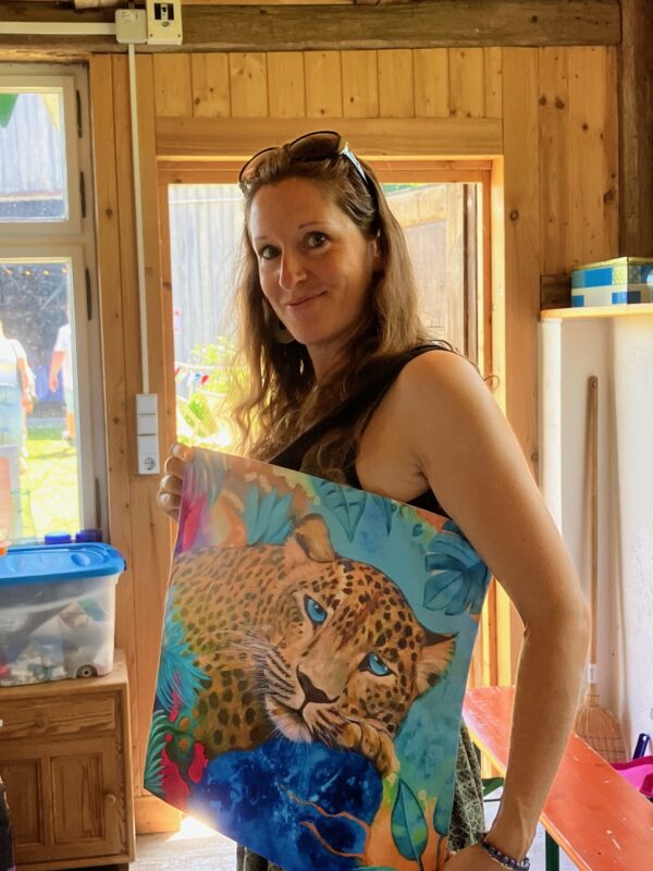 Die Künstlerin Amelie mit ihrer Tasche von einem Leoparden