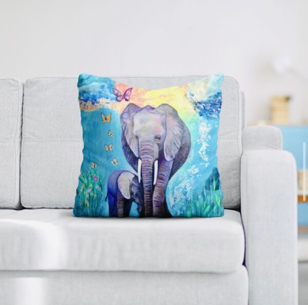 Kissenbezug mit Elefanten auf Sofa von Monira Art