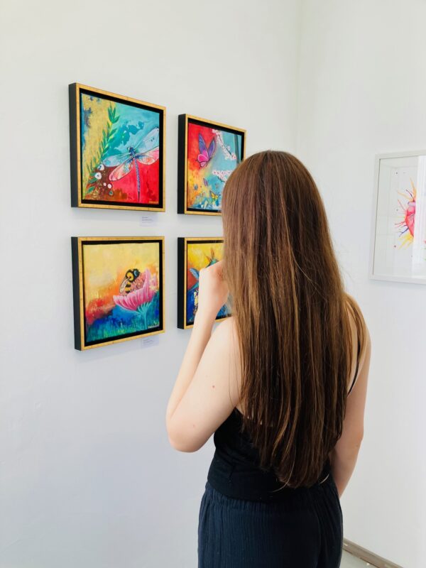 4 kleine Werke von Monira Art werden von Frau bewundert
