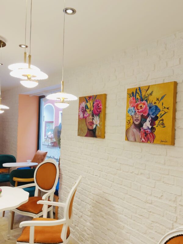 Gemälde von zwei Portraits in einem Cafe